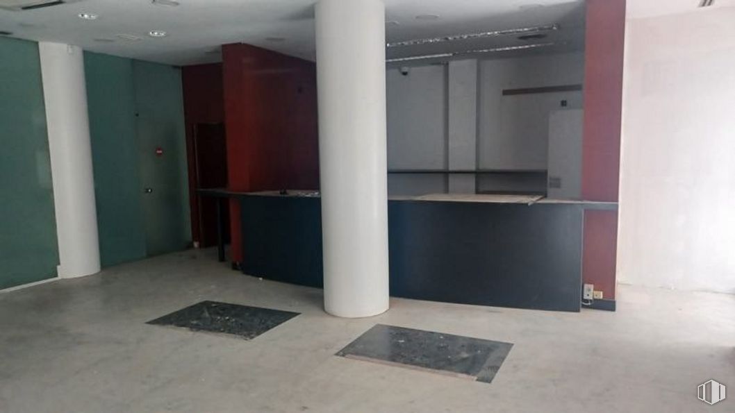 Retail for rent at Avenida de la Constitución, Talavera de la Reina, Toledo, 45600 with cabinetry, property, hall, wood, fixture, flooring, floor, automotive exterior, wall and ceiling around