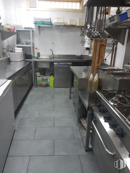 Local en alquiler y venta en Calle José Cadalso, Torrejón de Ardoz, Madrid, 28850 con fregadero, ebanistería, gas, grifo, ingeniería, suelos, máquina, cocina, encimera y aparato de cocina alrededor