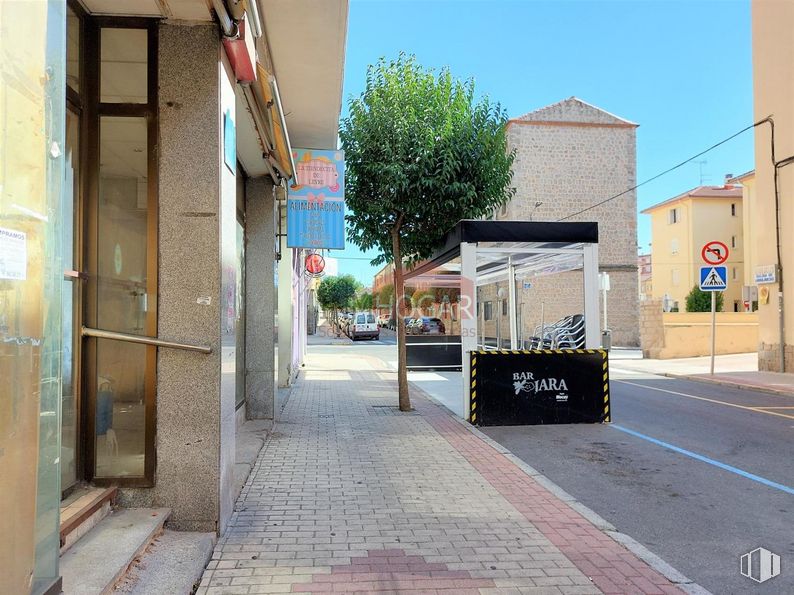 Retail for sale at Zona Centro, Ávila, 05001 with building, sky, road surface, asphalt, urban design, shade, neighbourhood, tree, residential area and real estate around