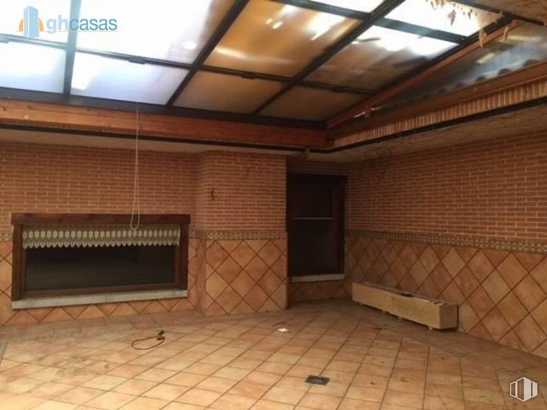 Retail for sale at Calle Real, Navalafuente, Madrid, 28729 with fireplace, wood, building, brickwork, interior design, flooring, brick, floor, hall and hardwood around