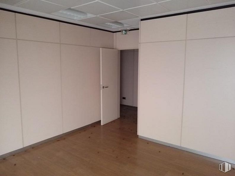 Retail for sale at Calle Toledo, 5, Getafe, Madrid, 28901 with door, wardrobe, cupboard, wood, flooring, hall, automotive exterior, hardwood, wood stain and ceiling around