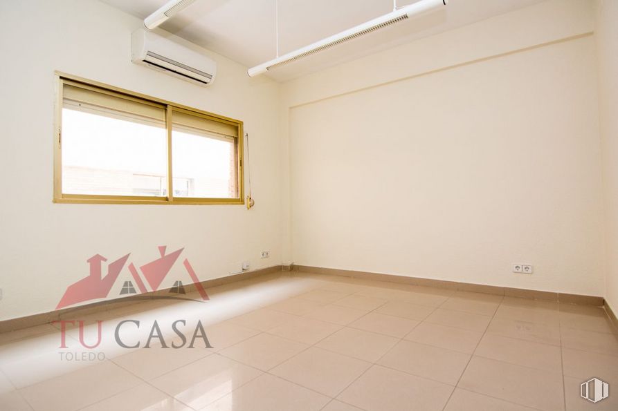 Office for rent at Carretera de la Peraleda, Toledo, 45004 with window, wood, fixture, shade, interior design, hall, floor, flooring, building and real estate around