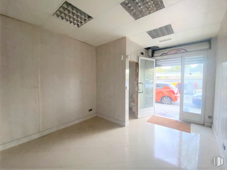 Retail for sale at Calle Estroncio, Villaverde, Madrid, 28021 with door, car, fixture, hall, building, wood, floor, flooring, automotive exterior and glass around