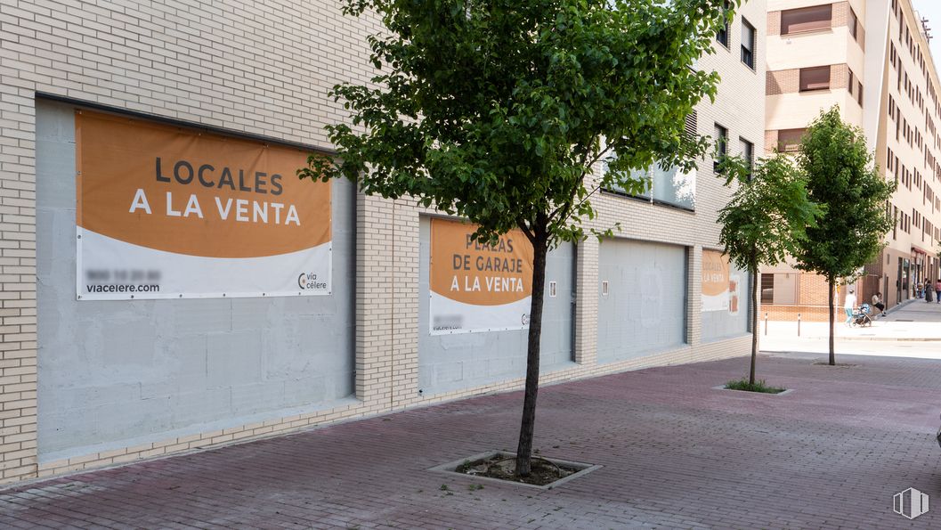 Local en venta en Célere Austral. Calle Unicornio, Móstoles, Madrid, 28938 con edificio, alumbrado, hoja, ventana, superficie de la carretera, árbol, planta, accesorio, barrio y asfalto alrededor