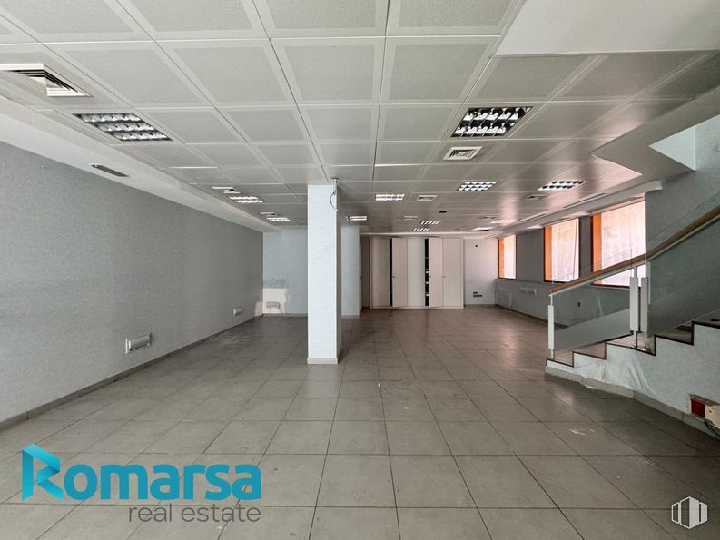 Retail for rent at Calle San Millán, Ávila, 05001 with fixture, lighting, building, interior design, hall, floor, flooring, material property, ceiling and glass around