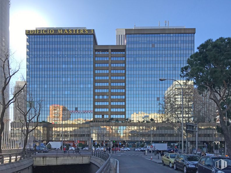 Oficina en alquiler en Edificio Masters II, Avenida General Perón, 38, Tetuán, Madrid, 28020 con coche, edificio, cielo, día, rascacielos, árbol, bloque de torre, barrio, diseño urbano y paisaje urbano alrededor