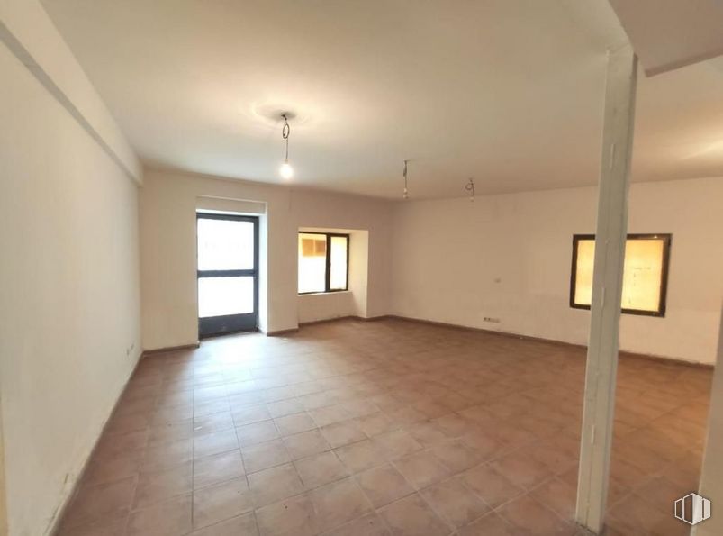 Local en venta en Avenida Juan Carlos I, 15, Robledo de Chavela, Madrid, 28294 con ventana, lámpara, marco, accesorio, madera, interiorismo, edificio, hall, suelos y inmobiliario alrededor