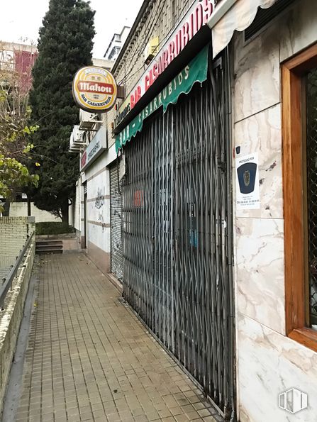 Retail for rent at Calle Cebreros, La Latina, Madrid, 28011 with window, building, infrastructure, wood, neighbourhood, road surface, tree, facade, road and city around