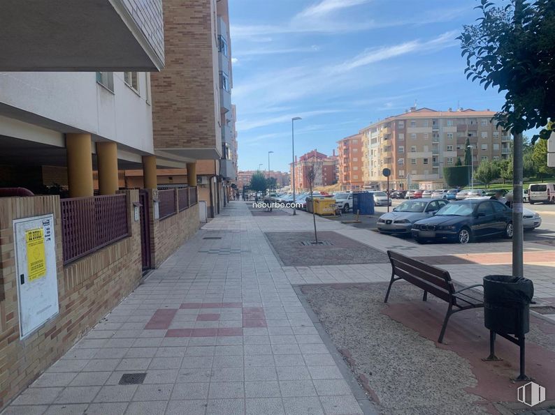 Retail for rent at Barrio de la Universidad, Ávila, 05003 with bench, car, building, sky, cloud, road surface, infrastructure, asphalt, vehicle and urban design around