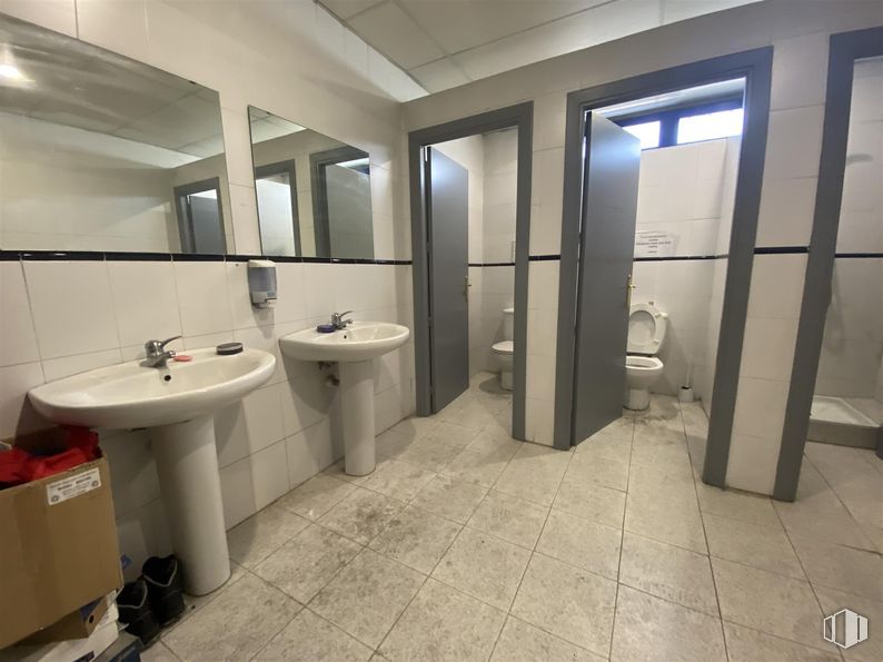 Nave en alquiler en Calle del Olmo, Ciempozuelos, Madrid, 28350 con inodoro, fregadero, suelos, suelo, accesorios de fontanería, cuarto de baño, lavabo, interiorismo, fontanería y azulejo alrededor