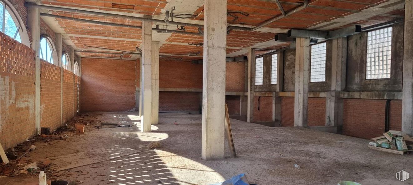 Retail for sale at Calle San Roque, 13, Ajalvir, Madrid, 28864 with window, window blind, wood, flooring, floor, composite material, column, brick, brickwork and ceiling around