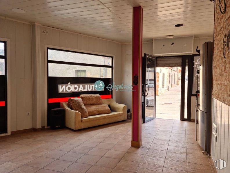 Retail for sale at Centro, Espirdo, Segovia, 40191 with couch, flooring, floor, interior design, ceiling, door, wood stain, hardwood, glass and wood flooring around