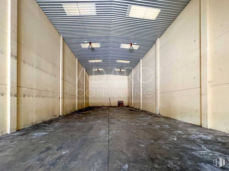 Industrial for sale at Polígono industrial Las Matillas, Alcalá de Henares, Madrid, 28802 with lighting, light fixture, floor, flooring, composite material, ceiling, metal, concrete, building material and daylighting around