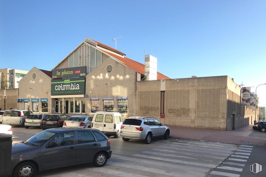 Local en venta en Centro Comercial Colombia, Avenida Bucaramanga, 2, Hortaleza, Madrid, 28033 con coche, neumático, luz de estacionamiento automotriz, rueda, cielo, edificio, vehículo, ventana, barrio y espacio público alrededor