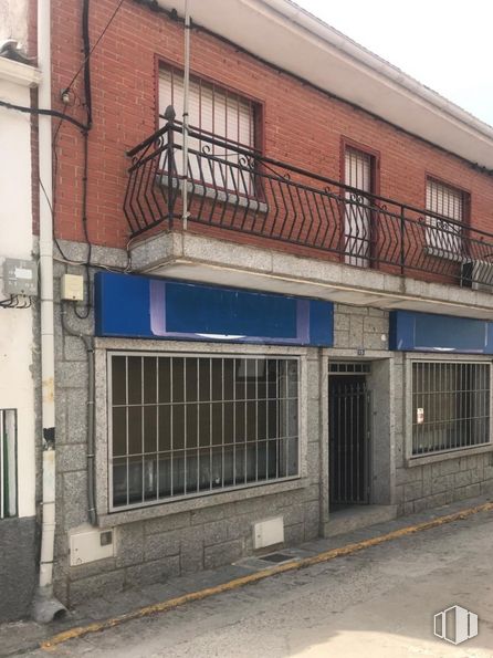 Retail for rent at Zona Centro, Navas del Rey, Madrid, 28695 with window, door, wood, asphalt, neighbourhood, residential area, facade, real estate, fixture and composite material around