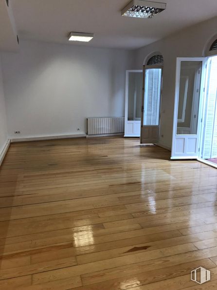 Oficina en alquiler en Zona Almagro, Chamberí, Madrid, 28010 con mediante, marrón, accesorio, madera, pintura, piso, suelo, tinte para madera, suelo laminado, material de construcción y tablón alrededor