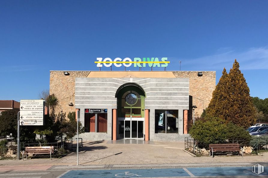 Local en alquiler y venta en C.C. Zoco Rivas, Paseo Chopera, 9, Rivas-Vaciamadrid, Madrid, 28529 con mesa de trabajo, edificio, planta, cielo, propiedad, mediante, árbol, bienes raíces, fachada, paisaje y punto de referencia alrededor