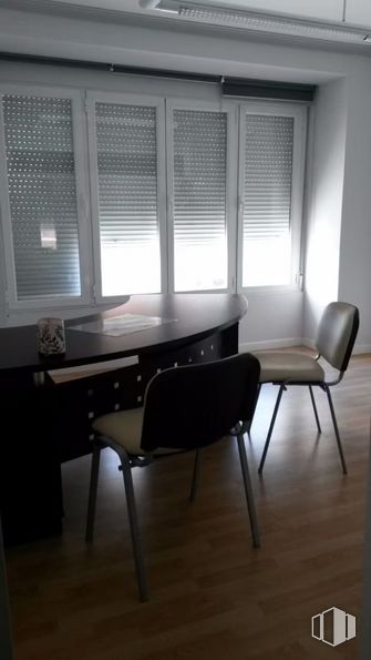 Office for rent at Avenida Gregorio Ruiz, Talavera de la Reina, Toledo, 45600 with chair, window, window blind, furniture, table, wood, fixture, shade, building and floor around