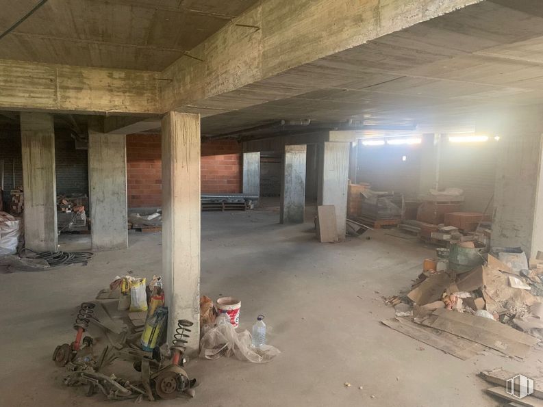 Retail for sale at Calle Banderas de Castilla, 11, Ávila, 05001 with wood, floor, flooring, building, wall, gas, composite material, hall, beam and concrete around