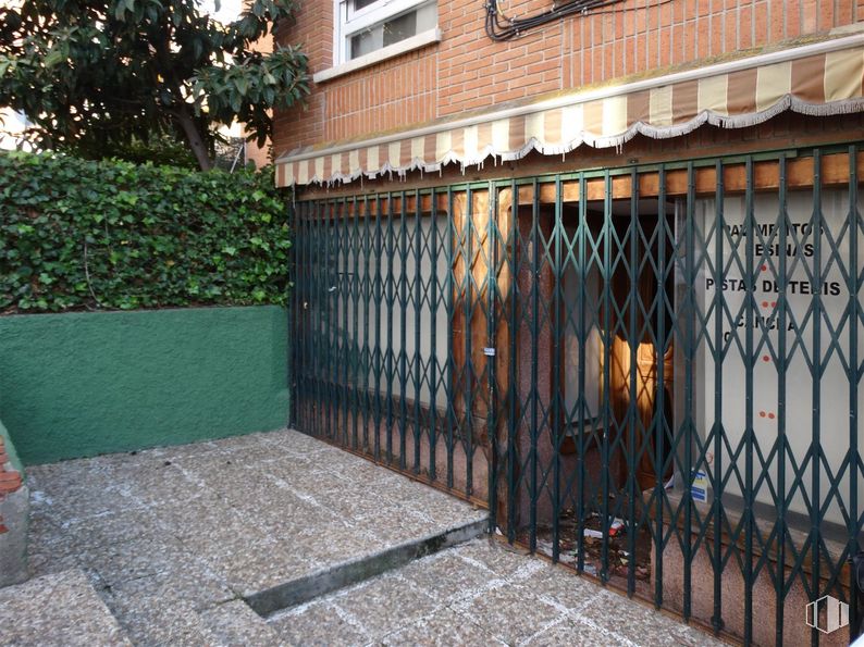 Retail for sale at Casco antiguo, Las Rozas de Madrid, Madrid, 28230 with window, house, animal, building, plant, tree, wood, fence, road surface and facade around