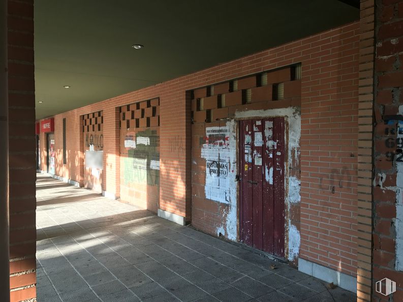 Retail for sale & for rent at Calle Alcalde Pedro González González, 10, Leganés, Madrid, 28914 with door, fixture, wood, brick, brickwork, building material, facade, tints and shades, flooring and city around