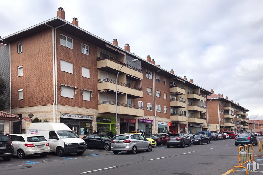 Local en alquiler en Calle Madroños, 6, Collado Villalba, Madrid, 28400 con coche, camioneta, edificio, vehículo terrestre, rueda, cielo, luz de estacionamiento automotriz, neumático, vehículo y nube alrededor