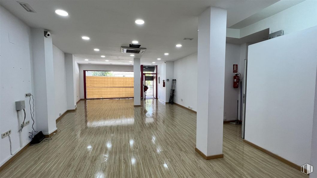 Retail for sale at Calle Sexta Bandera, 7, Las Ventas de Retamosa, Toledo, 45183 with fixture, hall, floor, flooring, wood, ceiling, hardwood, event, laminate flooring and wood flooring around