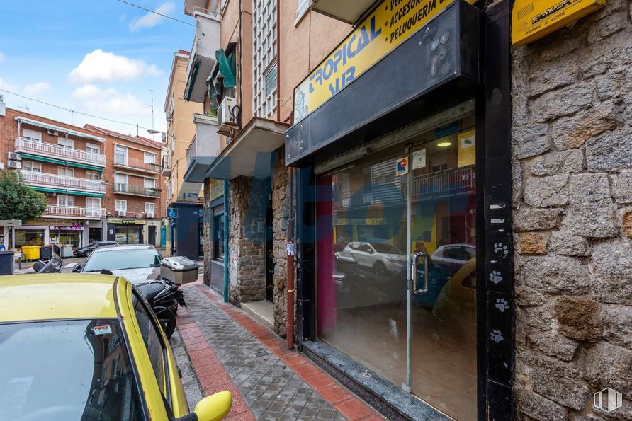 Local en venta en Calle Azabache, Carabanchel, Madrid, 28019 con coche, edificio, ventana, planta, vehículo, amarillo, cielo, iluminación del automóvil, nube y vehículo de motor alrededor