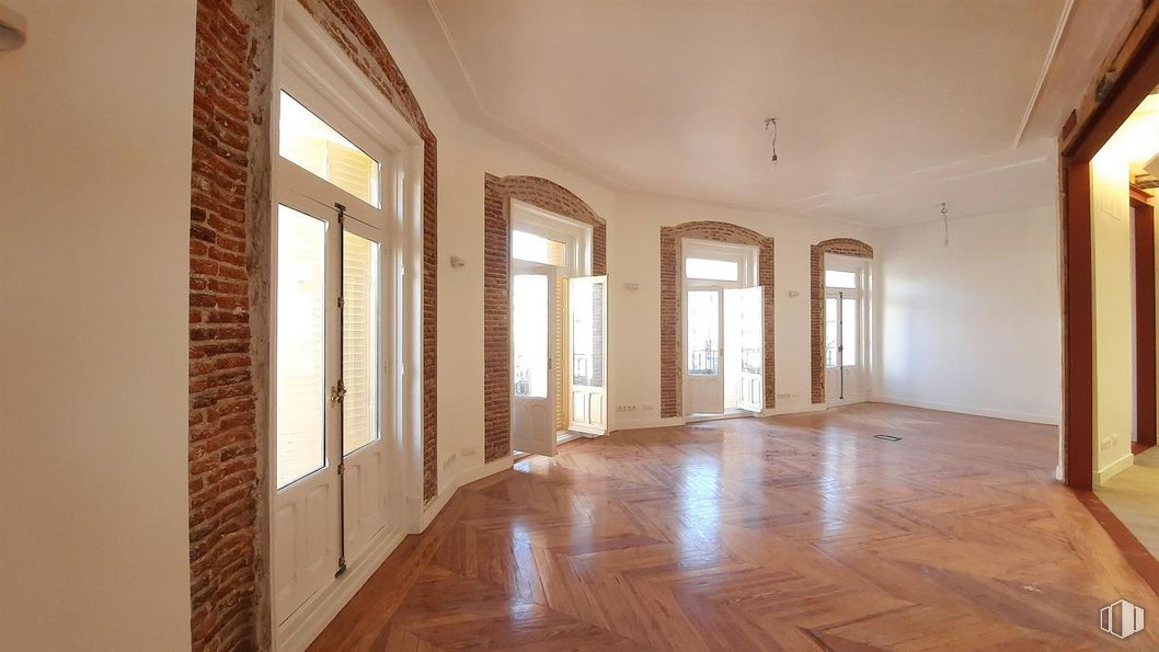 Oficina en alquiler en Glorieta Quevedo, Chamberí, Madrid, 28015 con puerta, ventana, accesorio, madera, edificio, hall, suelos, suelo, tinte para madera y madera dura alrededor