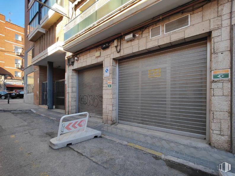 Local en venta en Calle Tintas, Carabanchel, Madrid, 28025 con edificio, propiedad, superficie de la carretera, ventana, asfalto, barrio, diseño urbano, acera, puerta y madera alrededor