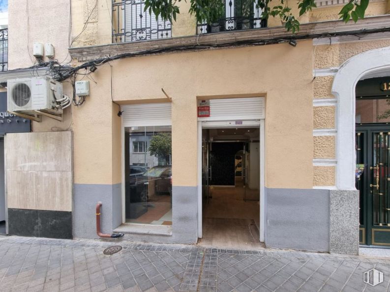 Local en alquiler en Calle Alenza, Chamberí, Madrid, 28003 con ventana, puerta, planta, accesorio, fachada, árbol, edificio, superficie de la carretera, gas y ciudad alrededor