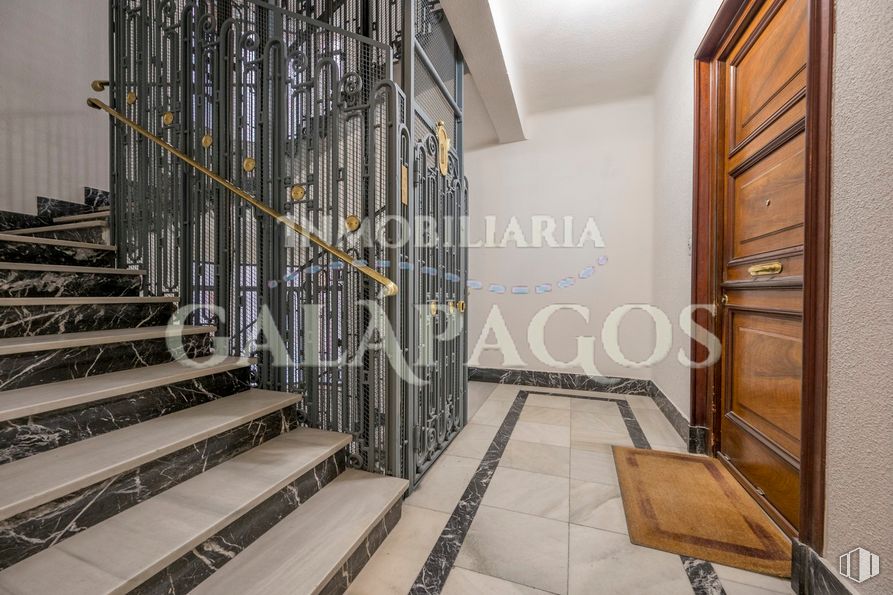 Oficina en venta en Calle Covarrubias, Chamberí, Madrid, 28010 con propiedad, escaleras, madera, interiorismo, arquitectura, suelo, suelos, hall, vidrio y simetría alrededor