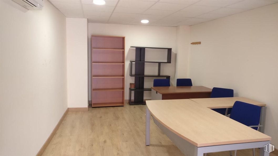 Office for sale at Calle Fuente, Toledo, 45006 with bookcase, desk, furniture, table, chair, fixture, wood, interior design, flooring and floor around