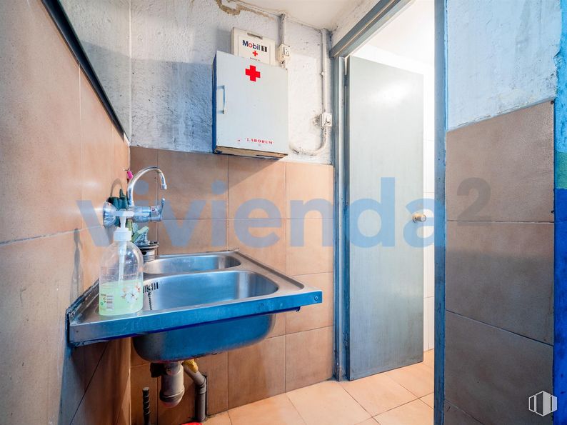 Local en venta en Calle Sandalio López, Fuencarral - El Pardo, Madrid, 28034 con fregadero, grifo, propiedad, accesorios de fontanería, lavabo, espejo, azul, edificio, morado y cuarto de baño alrededor