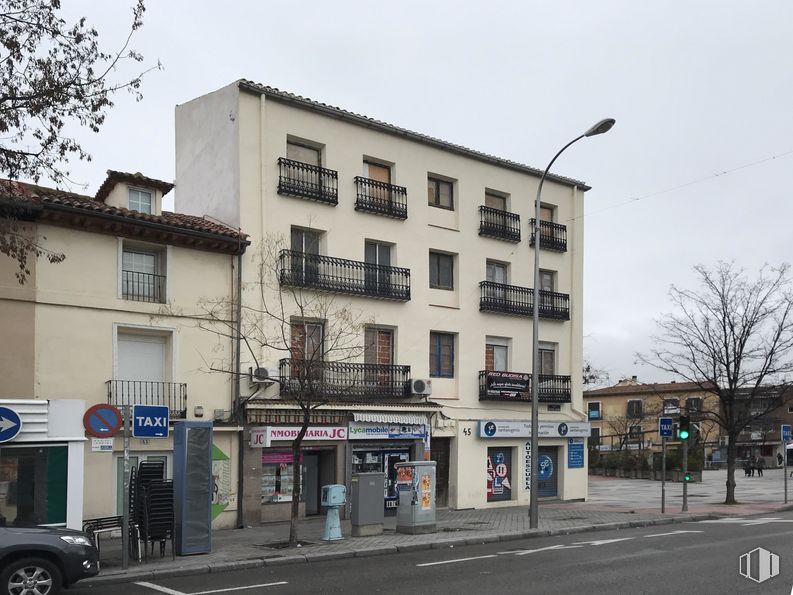 Local en alquiler en Calle Sierra Gador, Villa de Vallecas, Madrid, 28031 con edificio, luz de la calle, coche, cielo, propiedad, ventana, árbol, neumático, planta y rueda alrededor