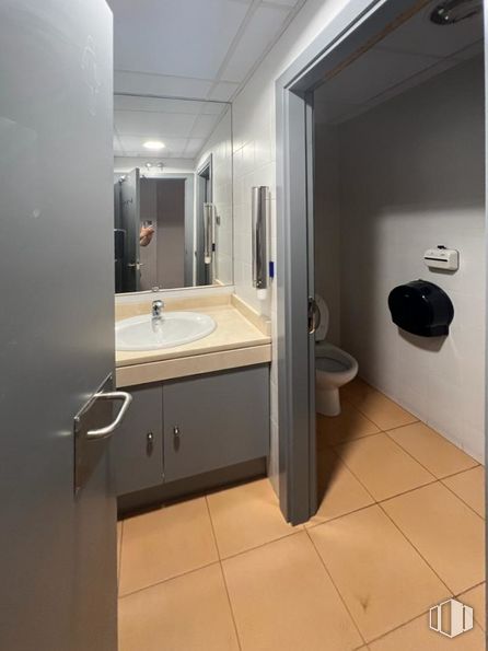 Local en alquiler en Calle Soria, Alcorcón, Madrid, 28921 con inodoro, fregadero, ebanistería, espejo, grifo, edificio, accesorio de plomería, lavabo del baño, accesorio y baño alrededor