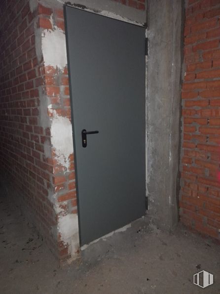 Local en alquiler en Casco urbano, Arganda del Rey, Madrid, 28500 con puerta, edificio, madera, material compuesto, gas, ladrillo, albañilería, material de construcción, hormigón y accesorio alrededor