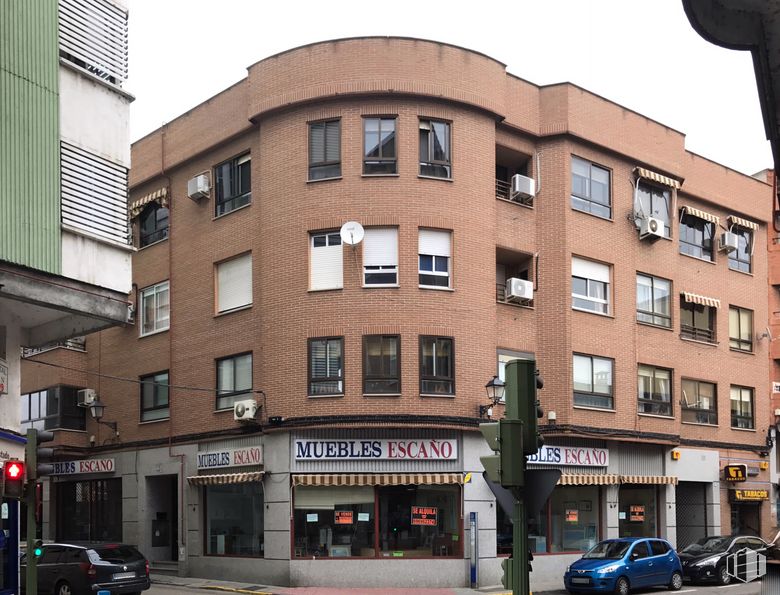 Retail for sale at Calle Poeta Rafael Morales, 2, Talavera de la Reina, Toledo, 45600 with car, building, tire, sky, property, window, wheel, vehicle, infrastructure and condominium around