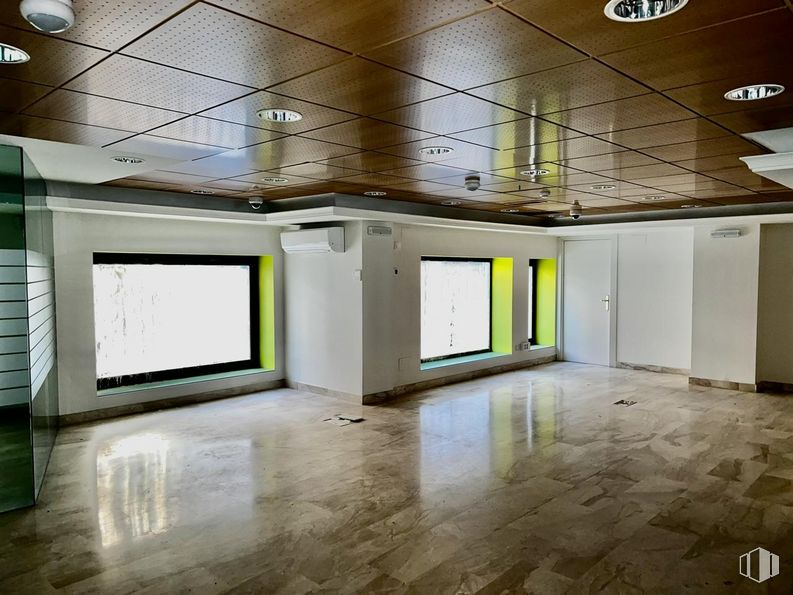 Retail for rent at Calle Arevalo, Ávila, 05001 with fixture, interior design, flooring, hall, floor, glass, ceiling, event, space and facade around