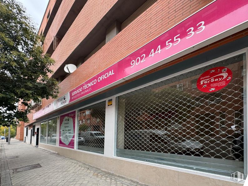 Retail for rent at Calle Unanimidad, Villaverde, Madrid, 28041 with building, window, pink, tree, facade, font, magenta, commercial building, sidewalk and metal around