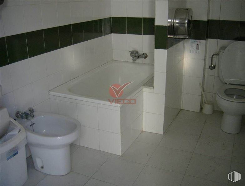 Industrial for rent at Polígono Palancares, Cuenca, 16004 with sink, toilet, plumbing fixture, tap, bathroom, black, building, bathroom sink, fixture and floor around