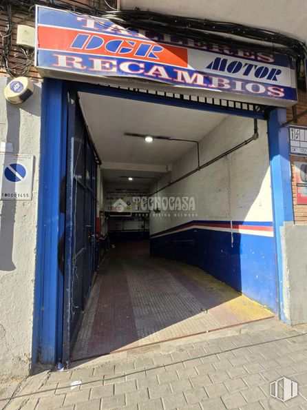 Nave en alquiler y venta en Calle Nuestra Señora de la Luz, Carabanchel, Madrid, 28025 con neumático, azul, asfalto, rueda, neumático de automoción, vehículo, superficie de la carretera, gas, fachada y accesorio alrededor