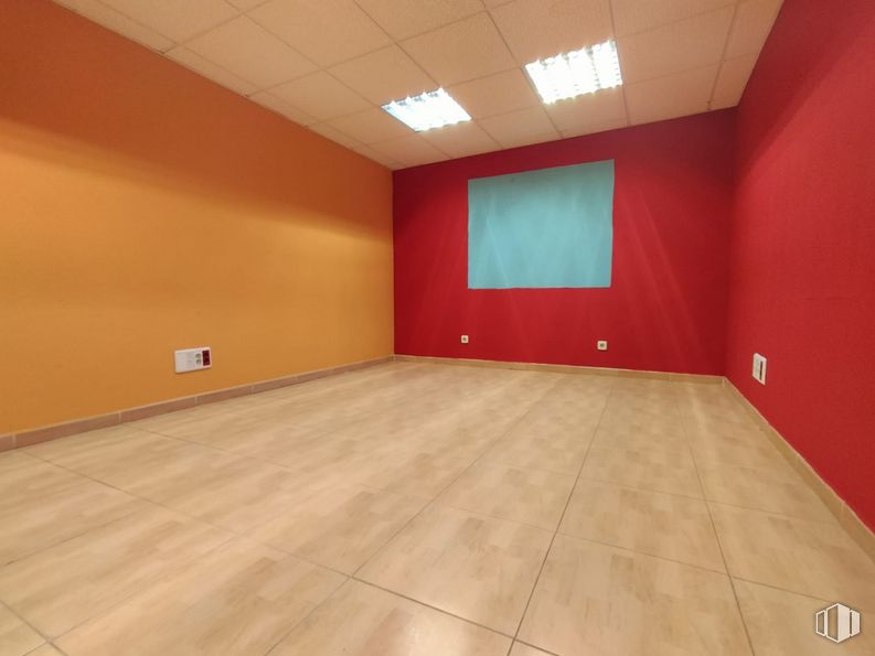 Nave en venta en Zona industrial, Coslada, Madrid, 28823 con naranja, madera, interiorismo, accesorio, suelos, suelo, hall, propiedad material, techo y madera dura alrededor