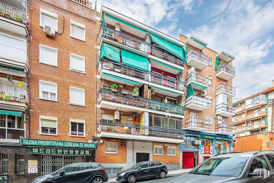 Retail for sale at Calle José María Pereda, Ciudad Lineal, Madrid, 28017 with car, window, automotive parking light, tire, land vehicle, cloud, wheel, building, vehicle and sky around