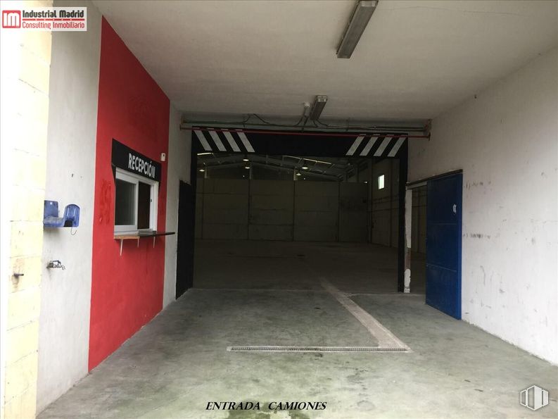 Industrial for sale at Zona Industrial El Álamo, El Álamo, Madrid, 28607 with door and floor around