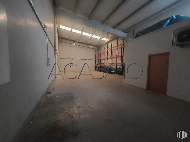 Nave en venta en Zona industrial El Viso de San Juan, El Viso de San Juan, Toledo, 45215 con puerta, edificio, suelos, suelo, gris, hall, arte, accesorio, espacio y techo alrededor