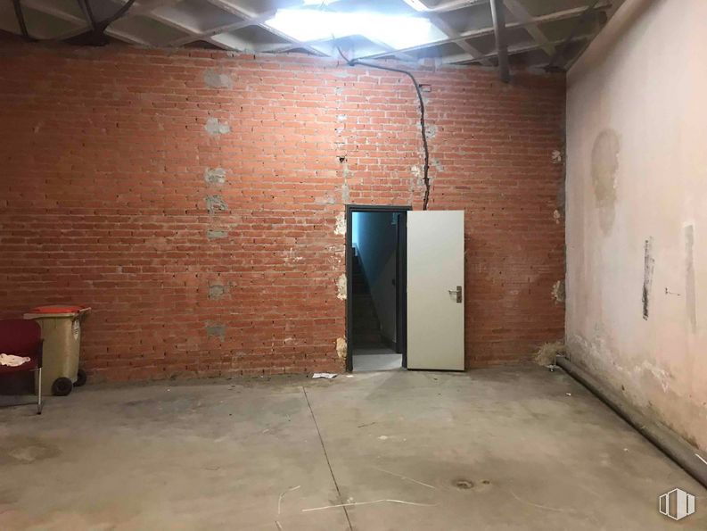 Oficina en alquiler en Zona Diversia, Alcobendas, Madrid, 28108 con mueble, madera, albañilería, ladrillo, pavimentos, piso, puerta, contenedor de basura, material de construcción y gas alrededor