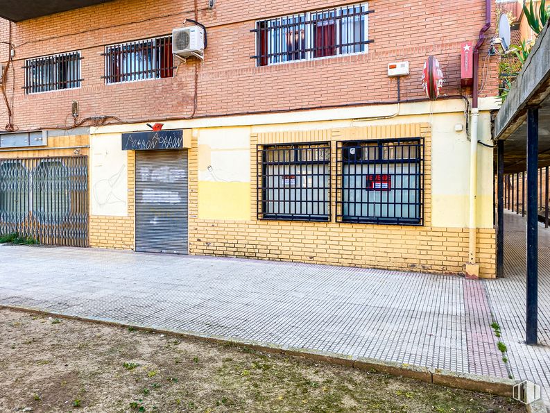 Retail for sale at Calle General Moscardó Guzmán, 14, Guadalajara, 19004 with window, building, brickwork, road surface, brick, wood, asphalt, flooring, wall and house around