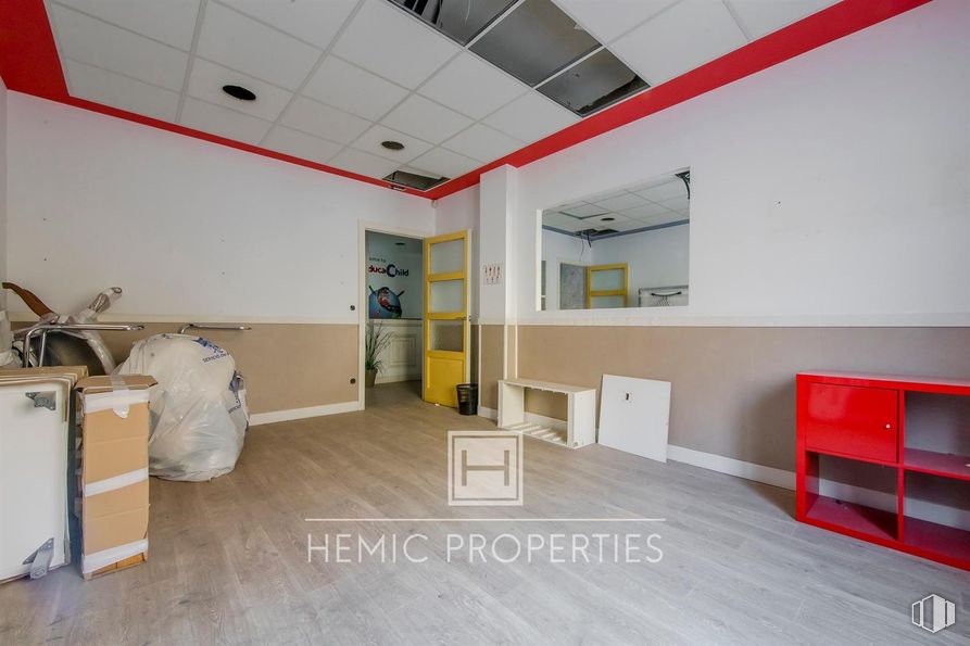 Retail for sale at Calle Ibiza, Retiro, Madrid, 28009 with furniture, flooring, floor, wall, ceiling, interior design, room, wood flooring, tile flooring and hall around