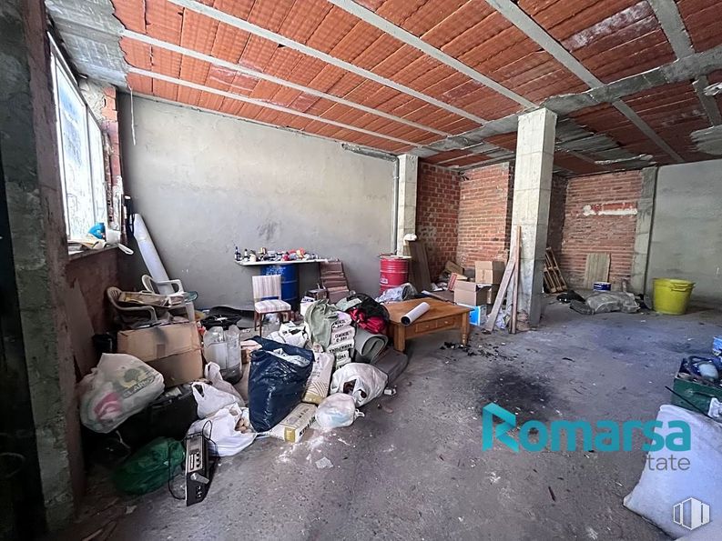 Retail for sale at Calle Cruz de Alcaravaca, Ávila, 05003 with window, bag, building, architecture, floor, flooring, brickwork, house, wood and motor vehicle around